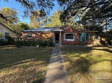 Offers a great renovation opportunity with major potential in - photo 1