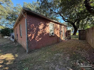 Offers a great renovation opportunity with major potential in - photo 4