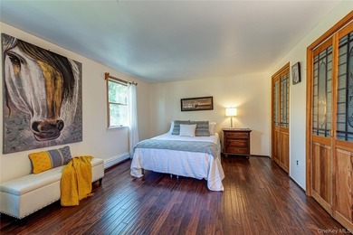 Welcome to this spacious and bright 5-bedroom Colonial set on - photo 13