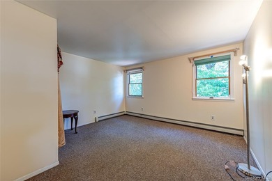 Welcome to this spacious and bright 5-bedroom Colonial set on - photo 15
