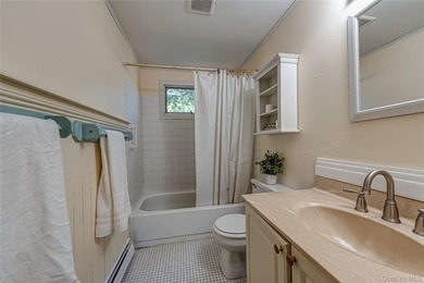 Welcome to this spacious and bright 5-bedroom Colonial set on - photo 16