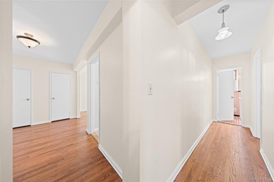 Step into this beautifully refreshed 2-bedroom, 1.5-bathroom - photo 7