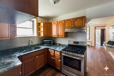 Well maintained 2 family home featuring a 2 bedroom apt with 1.5 - photo 16