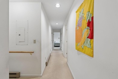 Bright, sun-filled second floor condo in Manchester, ME - 1,800 - photo 26