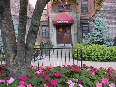Only 10% down for this Stunning Renovated Co-op Studio Close to - photo 2