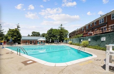 Sun filled, fully brick above ground 3 story townhouse with open - photo 20