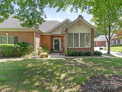 (private lake, pond, creek) Townhome/Townhouse Active Under Contract in Charlotte North Carolina