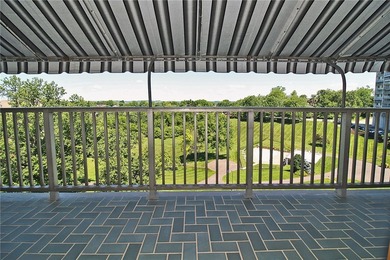 SOUGHT AFTER AND HARD TO FIND, 3 BEDROOM, 2 FULL BATH UNIT IN - photo 13