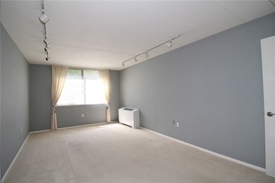SOUGHT AFTER AND HARD TO FIND, 3 BEDROOM, 2 FULL BATH UNIT IN - photo 25
