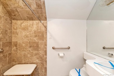 Welcome to this beautifully maintained Colonial-style home that - photo 10