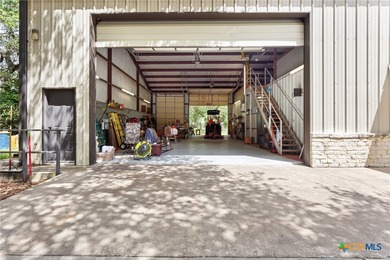 Nestled at the end of a tranquil, gated road near Inez, Texas - photo 38