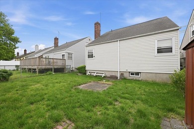 Cape Cod style detached home with 3/4 bedrooms and 1 full bath - photo 37