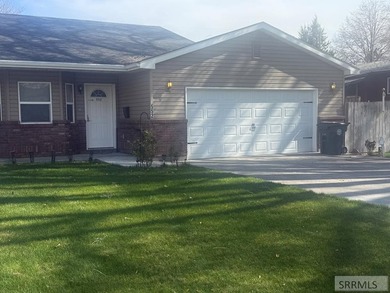 This charming 3-bedroom, 2-bathroom twin home is located in the - photo 1