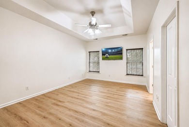 Immaculate, move-in-ready 1-story open-plan home with 2-car - photo 17