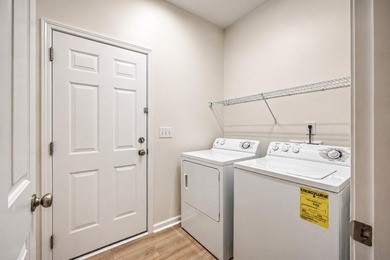 Immaculate, move-in-ready 1-story open-plan home with 2-car - photo 24