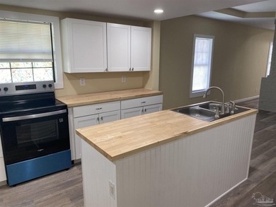 Charming and completely updated 3-bedroom, 2-bath cottage-style - photo 4