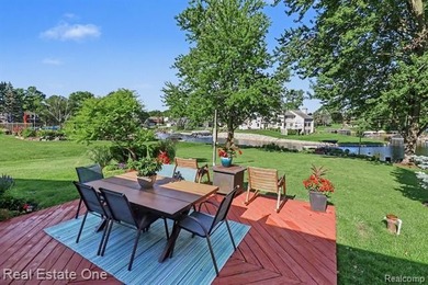 Discover the perfect blend of timeless mid-century modern design - photo 26