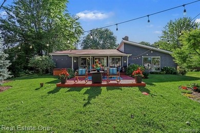 Discover the perfect blend of timeless mid-century modern design - photo 27