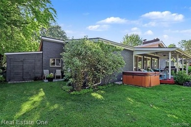Discover the perfect blend of timeless mid-century modern design - photo 28