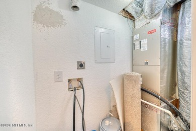 This beautifully refreshed condo has been completely cleaned and - photo 11