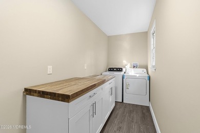 Absolutely stunning, fully renovated 4-bedroom, 2-bath home - photo 18