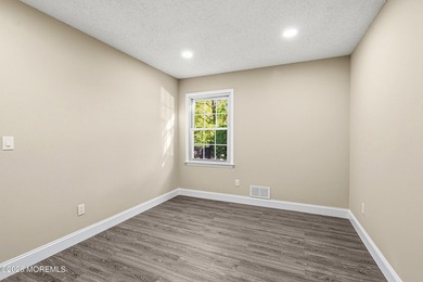 Absolutely stunning, fully renovated 4-bedroom, 2-bath home - photo 20