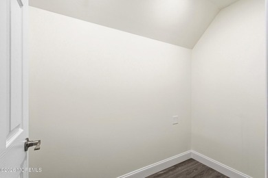 Absolutely stunning, fully renovated 4-bedroom, 2-bath home - photo 27