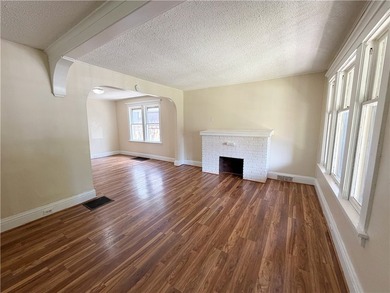 Beautifully maintained Cape Cod home located on a quiet street - photo 2