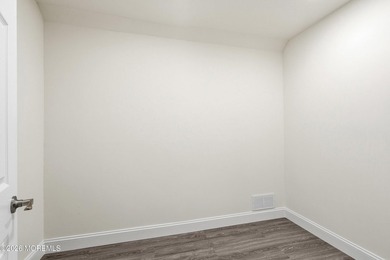 Absolutely stunning, fully renovated 4-bedroom, 2-bath home - photo 32