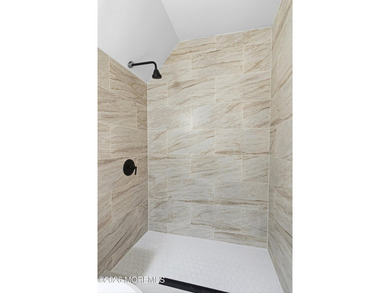 Absolutely stunning, fully renovated 4-bedroom, 2-bath home - photo 36