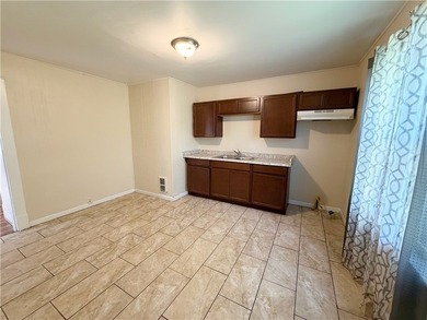 Beautifully maintained Cape Cod home located on a quiet street - photo 7