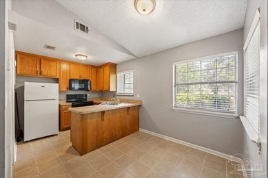 Charming 1 bedroom, 1 bath townhome offering 643 square feet of - photo 8