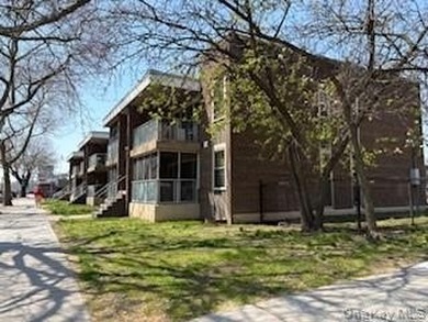 Two bedroom - 2 bath condo. Hardwood floors, enclosed screened - photo 2