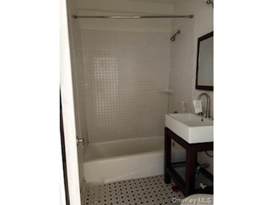 Two bedroom - 2 bath condo. Hardwood floors, enclosed screened - photo 9