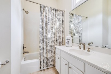 Unparalleled custom finishes, spacious rooms and an open concept - photo 23