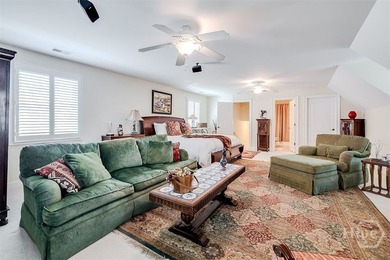 Unparalleled custom finishes, spacious rooms and an open concept - photo 29