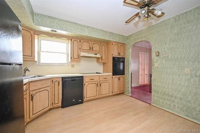Legal semi-detached 2-family home in desirable Whitestone - photo 3