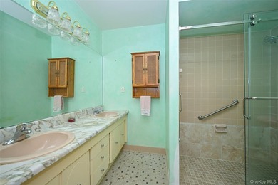 Legal semi-detached 2-family home in desirable Whitestone - photo 8