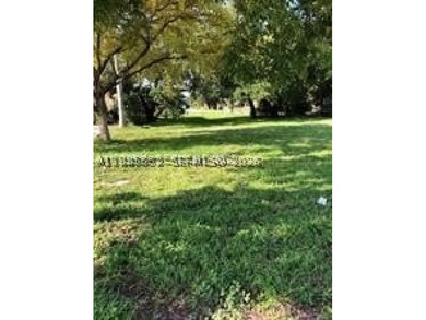 Exceptional Development Opportunity : 0.8-Acre Vacant Lot in - photo 2