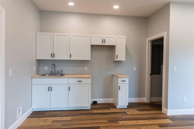 Modern farmhouse, 4 Bed 3 Bath, minutes from historic downtown - photo 11