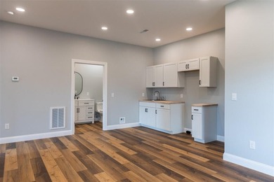 Modern farmhouse, 4 Bed 3 Bath, minutes from historic downtown - photo 12
