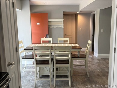 Beautifully remodeled top floor 3 bedroom 2 bathroom move-in - photo 13