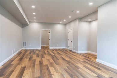 Modern farmhouse, 4 Bed 3 Bath, minutes from historic downtown - photo 14