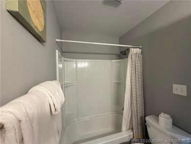 Beautifully remodeled top floor 3 bedroom 2 bathroom move-in - photo 18