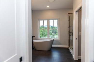 Modern farmhouse, 4 Bed 3 Bath, minutes from historic downtown - photo 22