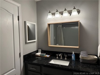 Beautifully remodeled top floor 3 bedroom 2 bathroom move-in - photo 23
