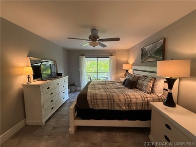 Beautifully remodeled top floor 3 bedroom 2 bathroom move-in - photo 24