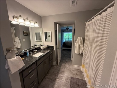Beautifully remodeled top floor 3 bedroom 2 bathroom move-in - photo 27