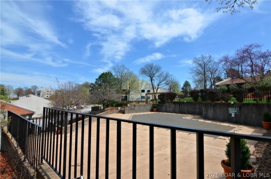 Beautifully remodeled top floor 3 bedroom 2 bathroom move-in - photo 31