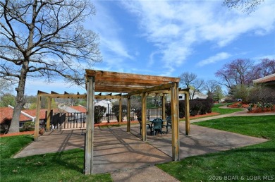 Beautifully remodeled top floor 3 bedroom 2 bathroom move-in - photo 33